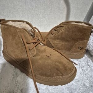 UGG Womens Tan Suede Boots....SIZE:6